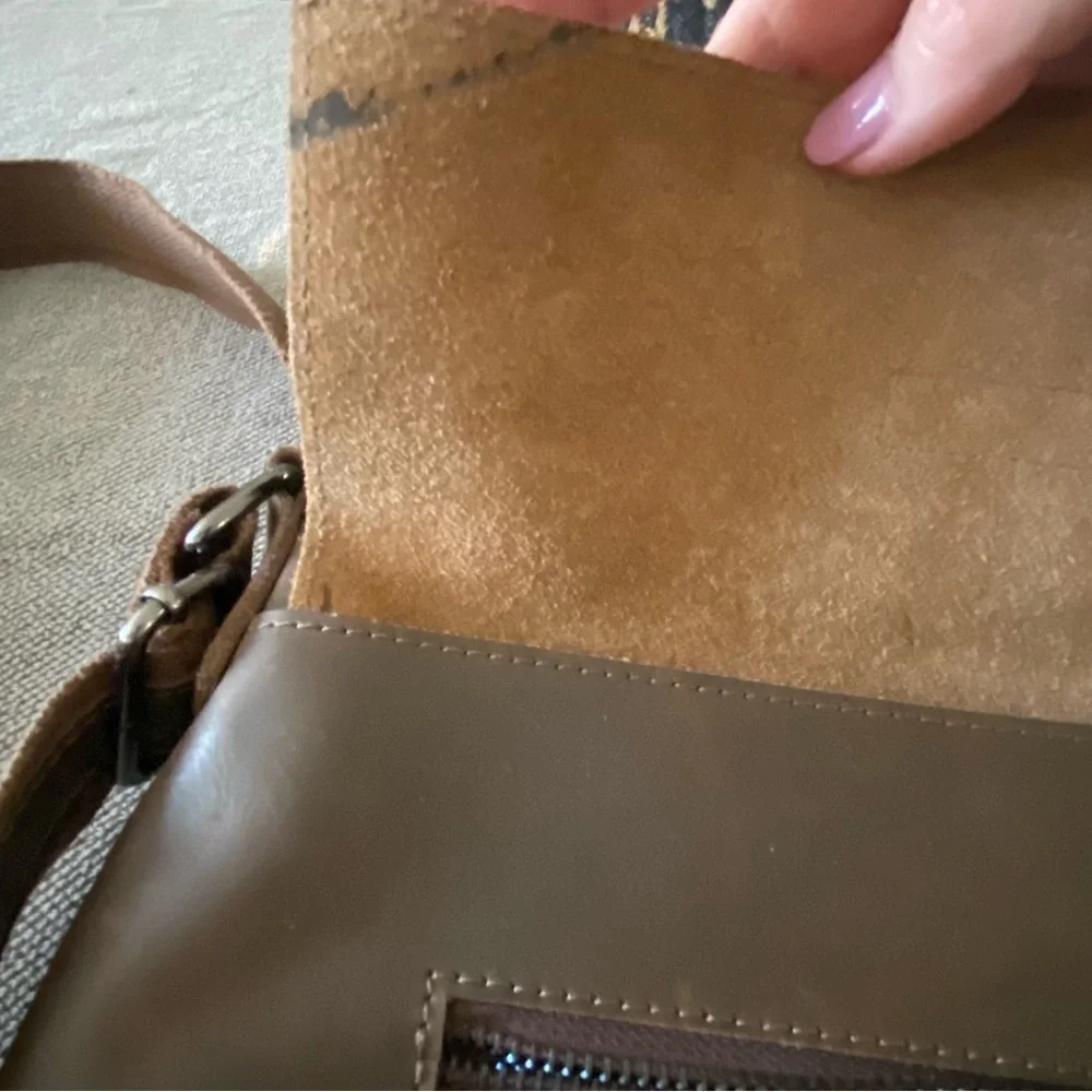 YUAN SE ZE Brown Leather Messenger Bag